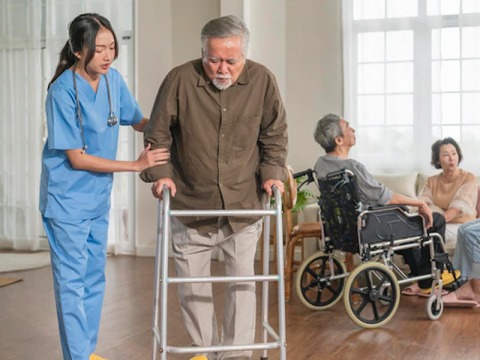 แม่บ้านดูแลผู้ป่วยพักฟื้น